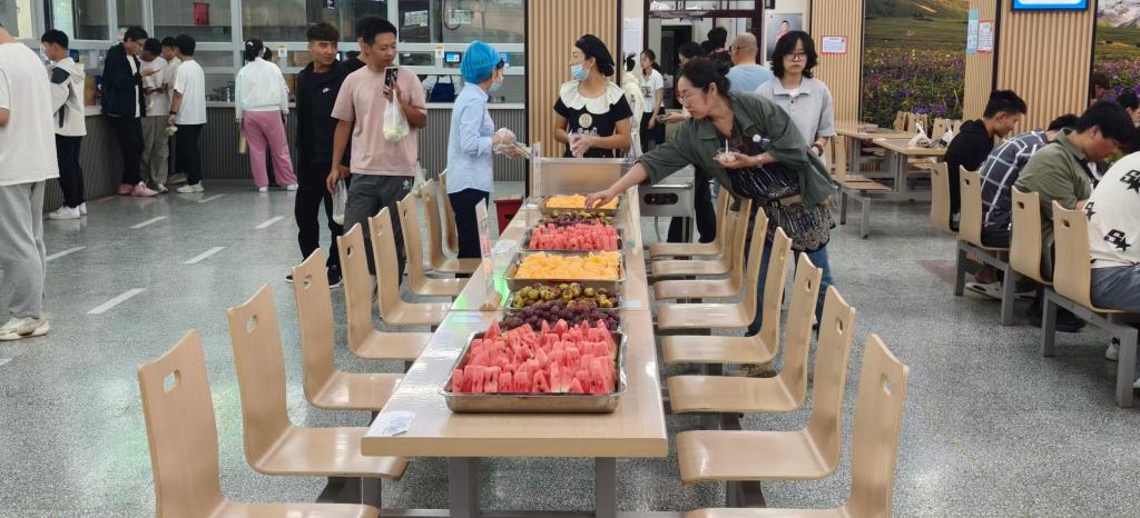 各校区餐厅暖心迎新，全力做好新生正餐服务保障