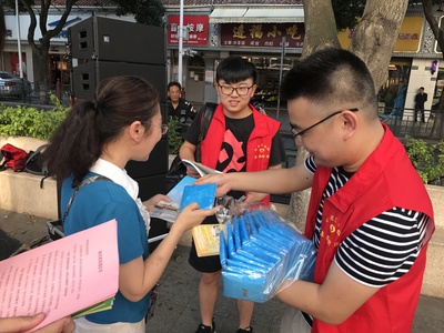 外语外贸系志愿服务队助力集美街道“促安全生产、倡健康生活”安全主题宣传活动